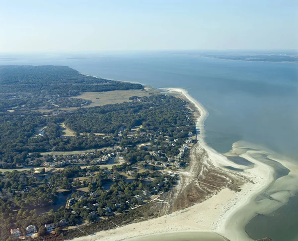 ヒルトンヘッド サウスカロライナ州 の高価な住宅とビーチの航空写真 — ストック写真