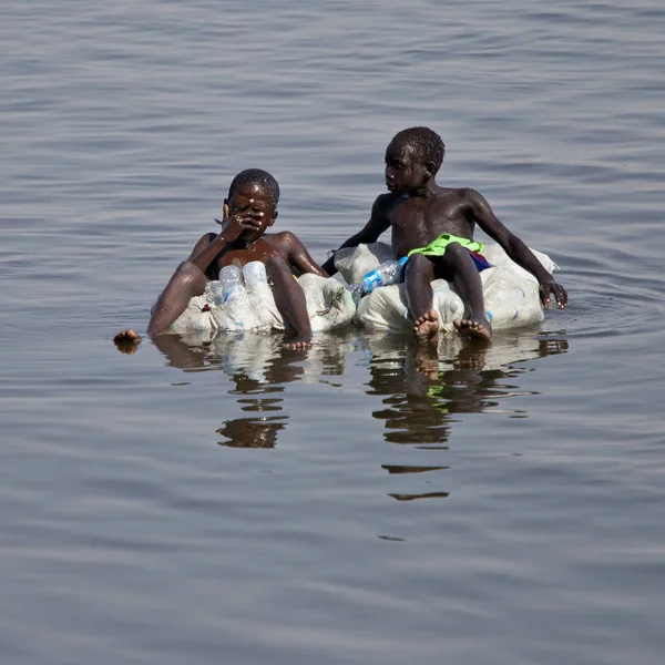 南苏丹尼罗河畔的儿童 — 图库照片