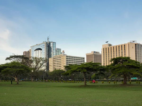 Nairobi Kenya Circa November 2015 City Park Palms Trees Skyscrapers — Stock Photo, Image