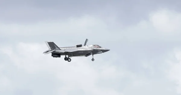 F-35 aircraft hovering — Stock Photo, Image