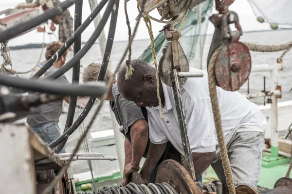 Beaufort South Carolina Usa September 2015 Male Workers Pulling Ropes — Stock Photo, Image