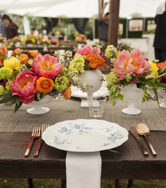 古董场所设置和鲜花的婚宴 — 图库照片