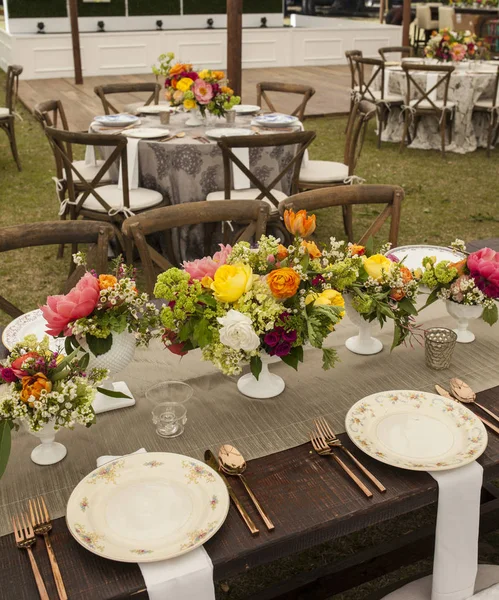 Disposition Des Tables Avec Des Plaques Antiques Pour Réception — Photo