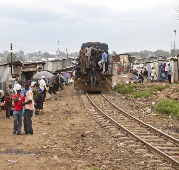 Кібера Кенія Грудня 2010 Потяг Приходить Через Кібера — стокове фото