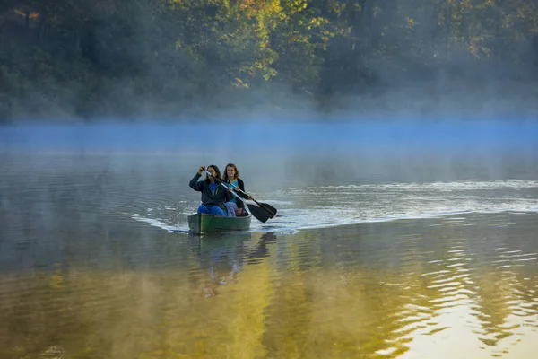 Mother Daughter Canoeing Morning Mist — Stock Photo, Image