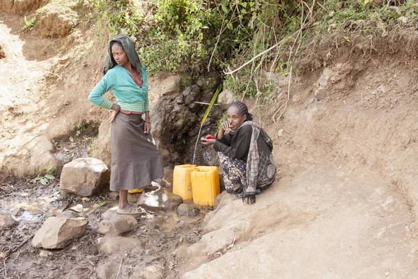 Oromia Ethiopia April 2015 Unidentified Women Fill Water Jugs Spring — Stock Photo, Image