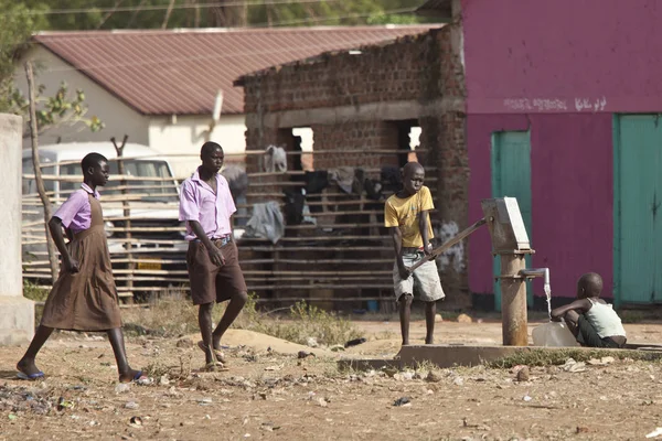 Откачивание воды в Южном Судане — стоковое фото