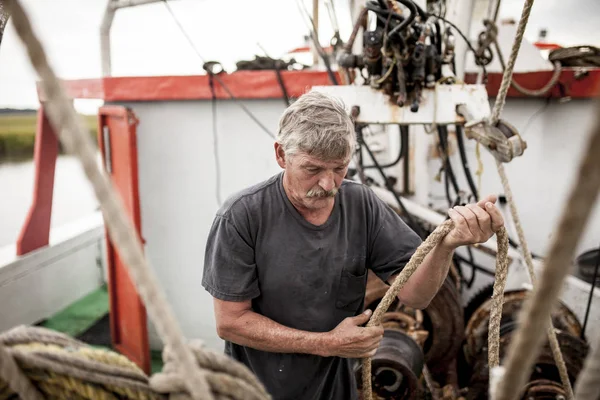 Pescador comercial no trabalho — Fotografia de Stock
