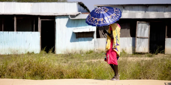 Donna in Sud Sudan con ombrello dal sole — Foto Stock