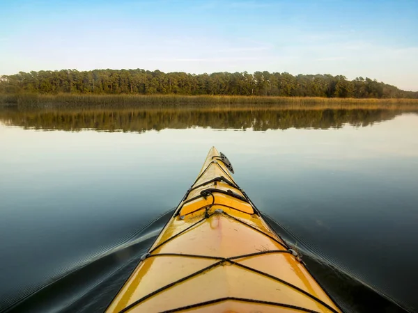 Point Vue Tourné Intérieur Kayak Sur Eau Vitreuse — Photo