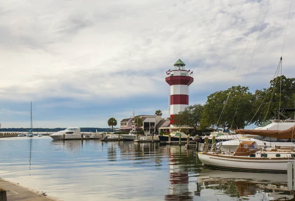 Småbåtshamn Med Fyr Och Segelbåtar — Stockfoto