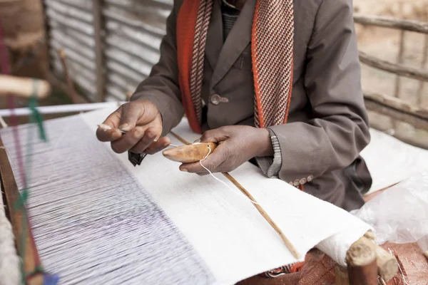 Afrika Geleneksel Bir Dokuma Tezgahında Kumaş Yapan Bir Adamın Elleri — Stok fotoğraf