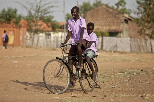 Estudantes de bicicleta na África — Fotografia de Stock