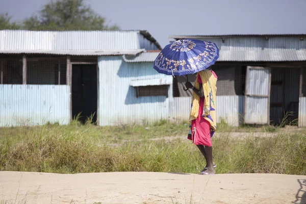 Мужчина Идет Грунтовой Дороге Африке Держа Зонтик Солнца — стоковое фото