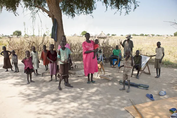 Güney Sudan'da köy ve halk — Stok fotoğraf