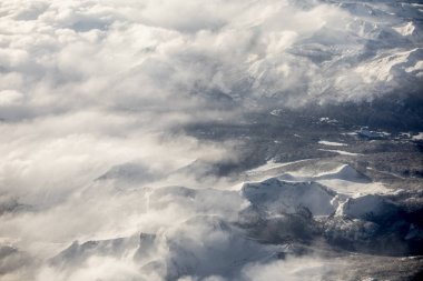2019'un yoğun kar yağışı sezonunda Kaliforniya'daki Sierra Nevada Dağları'nın havadan görünümü.
