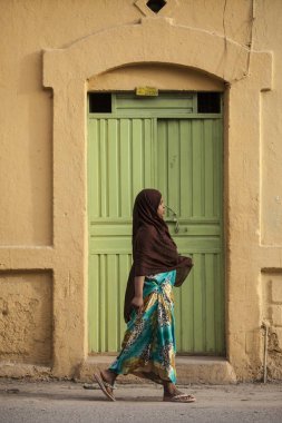 Dire Dawa, Etiyopya-16 Nisan 2015: Kimliği belirsiz Somalili kadın, Etiyopya'nın Dire Dawa sokaklarında, Somali sınırı yakınlarında yürüyor