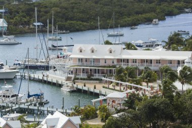 Dirsek Cay, Bahamalar - 9 Ocak 2015: Doğal liman Bahamalar körfezinde yatlar, Kuzey Amerika