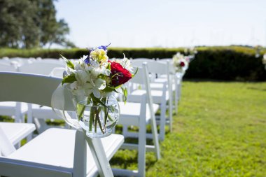 Düğün yerinde sandalye dekorasyon çiçek asma