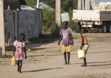 Afrika'da su taşıyan çocuklar