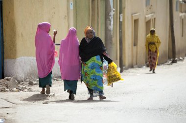 Dire Dawa, Etiyopya-16 Nisan 2015: Kimliği belirsiz Somalili kadınlar, Etiyopya'nın Somali sınırı yakınındaki Dire Dawa sokaklarında yürüyor.