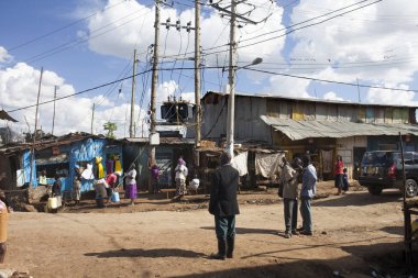 Kibera-Kenya-Kasım6, 2015: Nairobi yakınlarındaki Kibera gecekondu sokakta kimliği belirsiz kişilerle. Afrika'nın en büyük şehir gecekondu mahallesi. Doğu Afrika bölgesi