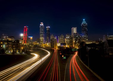 Gece Atlanta şehir merkezine akan trafik yüksek kontrastlı zaman atlamalı.