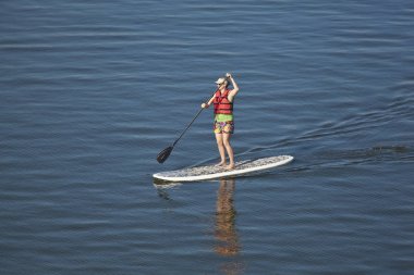 paddleboarding kadar kadın stand