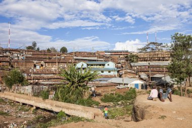 Kibera, Kenya- 10 Kasım 2015: Afrika'nın en büyük şehir gecekondu mahallesi Olan Kibera'nın kenarında kimliği belirsiz insanlar işlerini devam ediyor