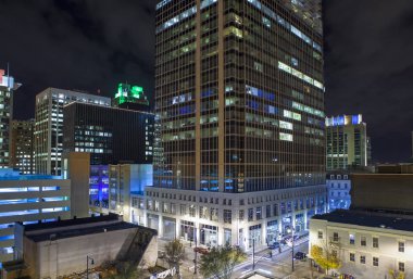 Geceleri modern şehrin çatı görünümü, Raleigh North Carolina