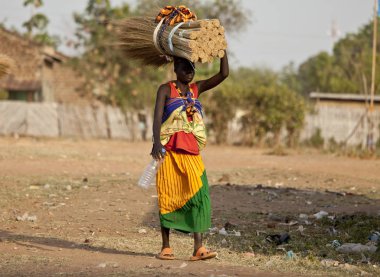 Güney Sudan 'da yük taşıyan bir kadın