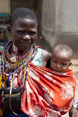 Bisil, Kenya-Aralık 7, 2010: Kenya kırsal köyde tanımlanamayan Maasai kadın ve çocuk Portresi