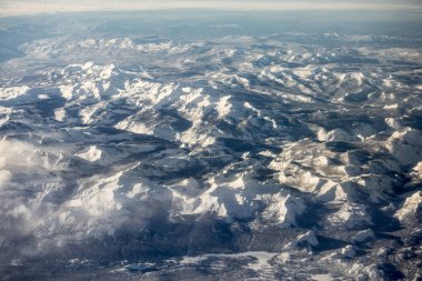 2019'un yoğun kar yağışı sezonunda Kaliforniya'daki Sierra Nevada Dağları'nın havadan görünümü.