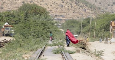 Kadın ve çocuk Somali yakınlarındaki Etiyopya çölünde yürüyorlar.