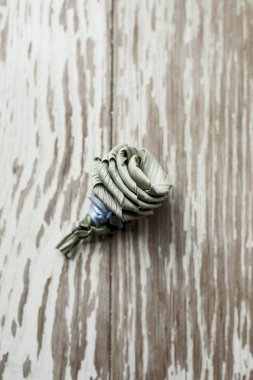 Ahşap masa üzerinde düğün töreni dekoratif aksesuar yakın çekim