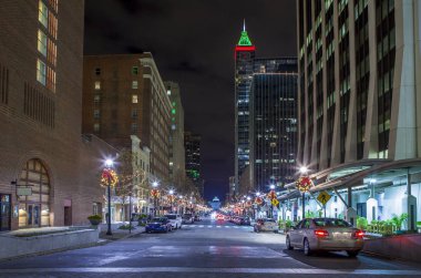 Raleigh modern şehrin sokak seviyesi görünümü, Gece Kuzey Carolina