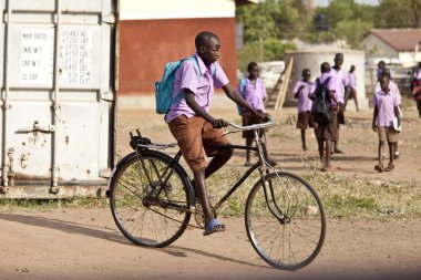 Güney Sudan'da bisikletli öğrenci