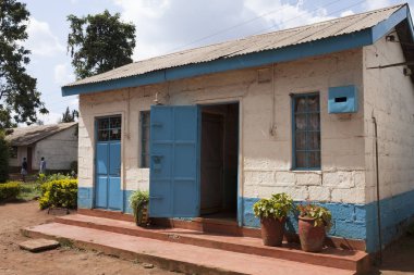 Nairobi, Kenya - Yaklaşık Eylül, 2014: Beyaz ve mavi boyalı ev şehir sokakta