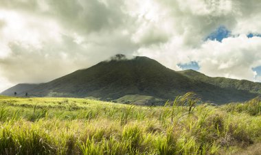 Karayipler'de St Kitts üzerinde Mt Liamuiga yanardağı