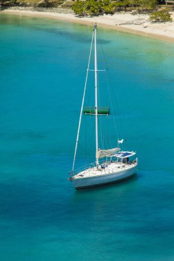 St John üzerinde karayip denizinde yelkenli düşük havadan görünümü.