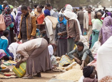 Oromia, Etiyopya-22 Nisan 2015: Kimliği belirsiz insanlar Etiyopya'nın dağlık bölgelerindekalabalık bir pazarda satın alıp satıyor
