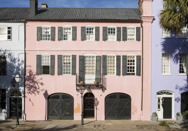 南卡罗来纳州历史悠久的查尔斯顿五颜六色的排屋 — 图库照片
