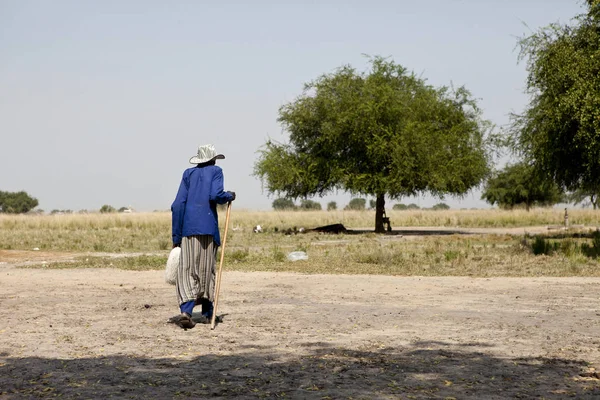 Femme marchant sur les prairies du Soudan du Sud — Photo