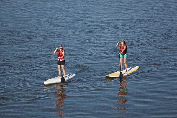 Mulheres paddleboarding — Fotografia de Stock