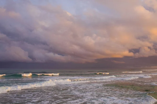 Bahamalar Körfezinde Gün Batımında Dramatik Gökyüzü Altında Okyanus Dalgalarının Manzara — Stok fotoğraf