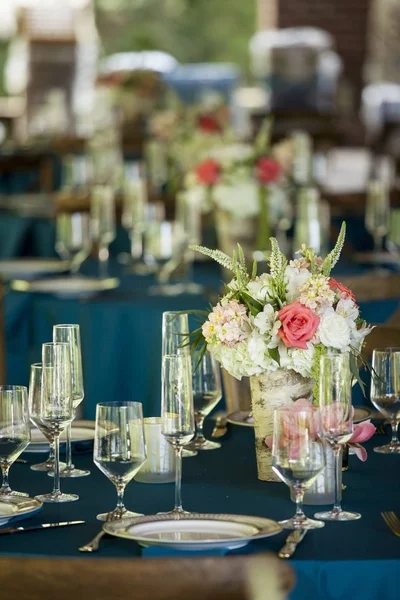 Elegante Tafel Setting Voor Huwelijksreceptie Met Boeket — Stockfoto