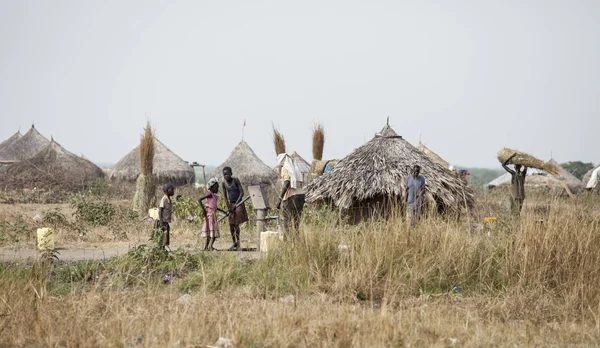 Güney Sudan'da su çekme — Stok fotoğraf