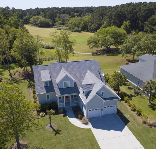 Lage Luchtfoto Van Het Huis Met Nieuw Dak Golfbaan Achter — Stockfoto