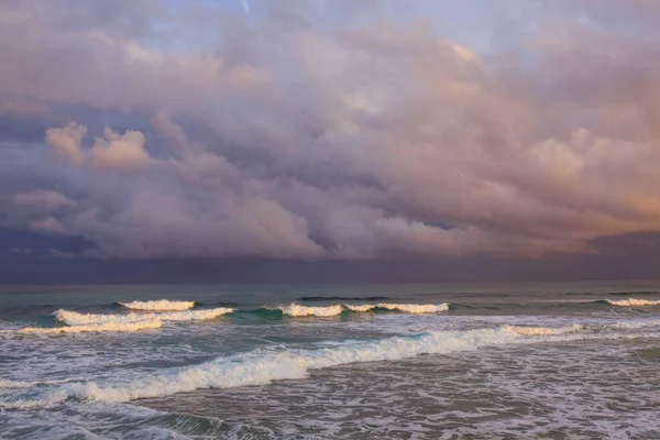 Scenario Onde Oceaniche Sotto Cielo Drammatico Tramonto Nella Baia Bahamas — Foto Stock