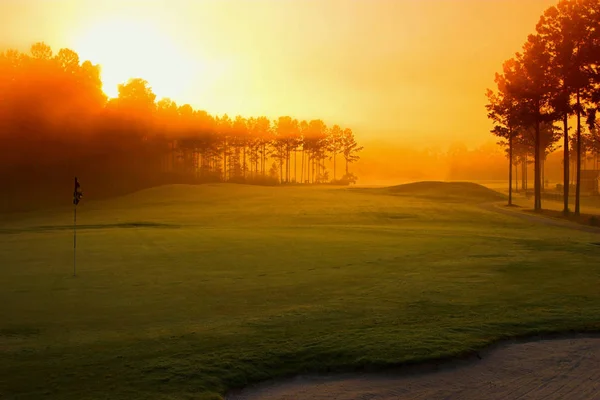 Golfbaan Bij Dawn Met Zon Die Door Mist Komt — Stockfoto